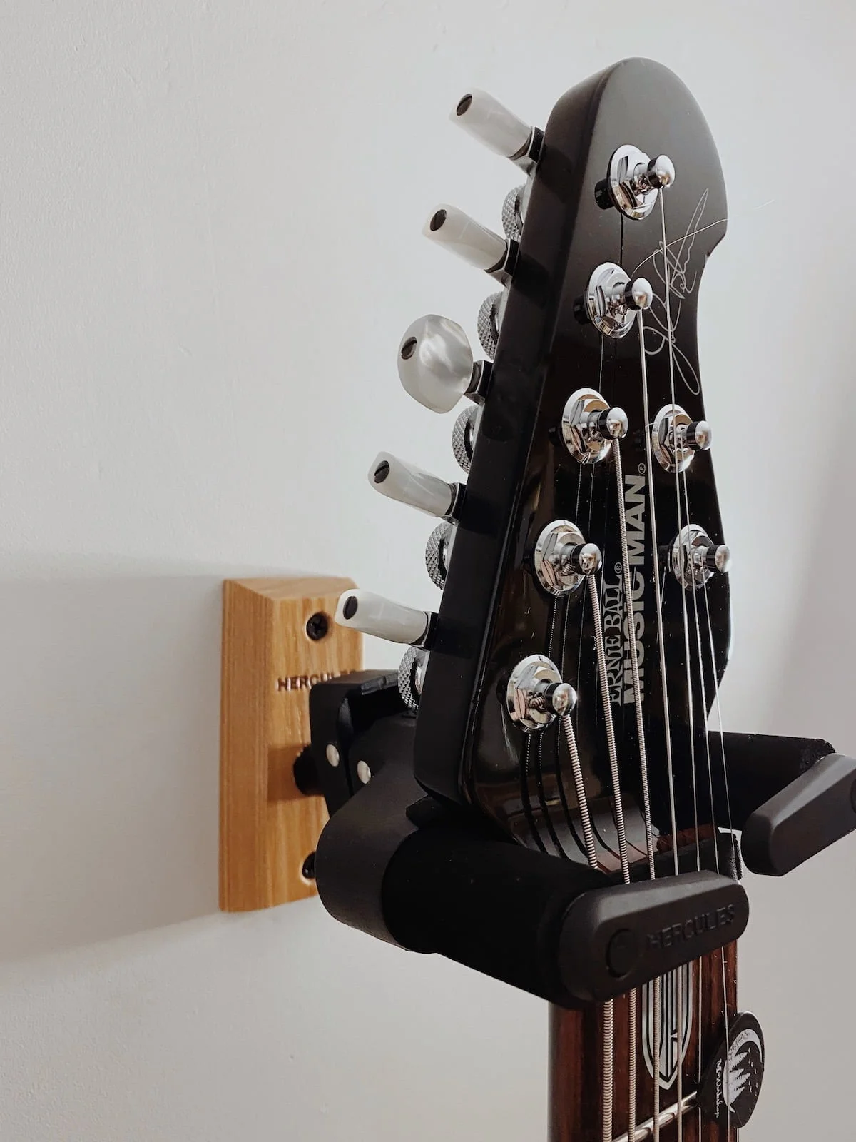 Wieszak na gitarę Hercules GSP38WBPa