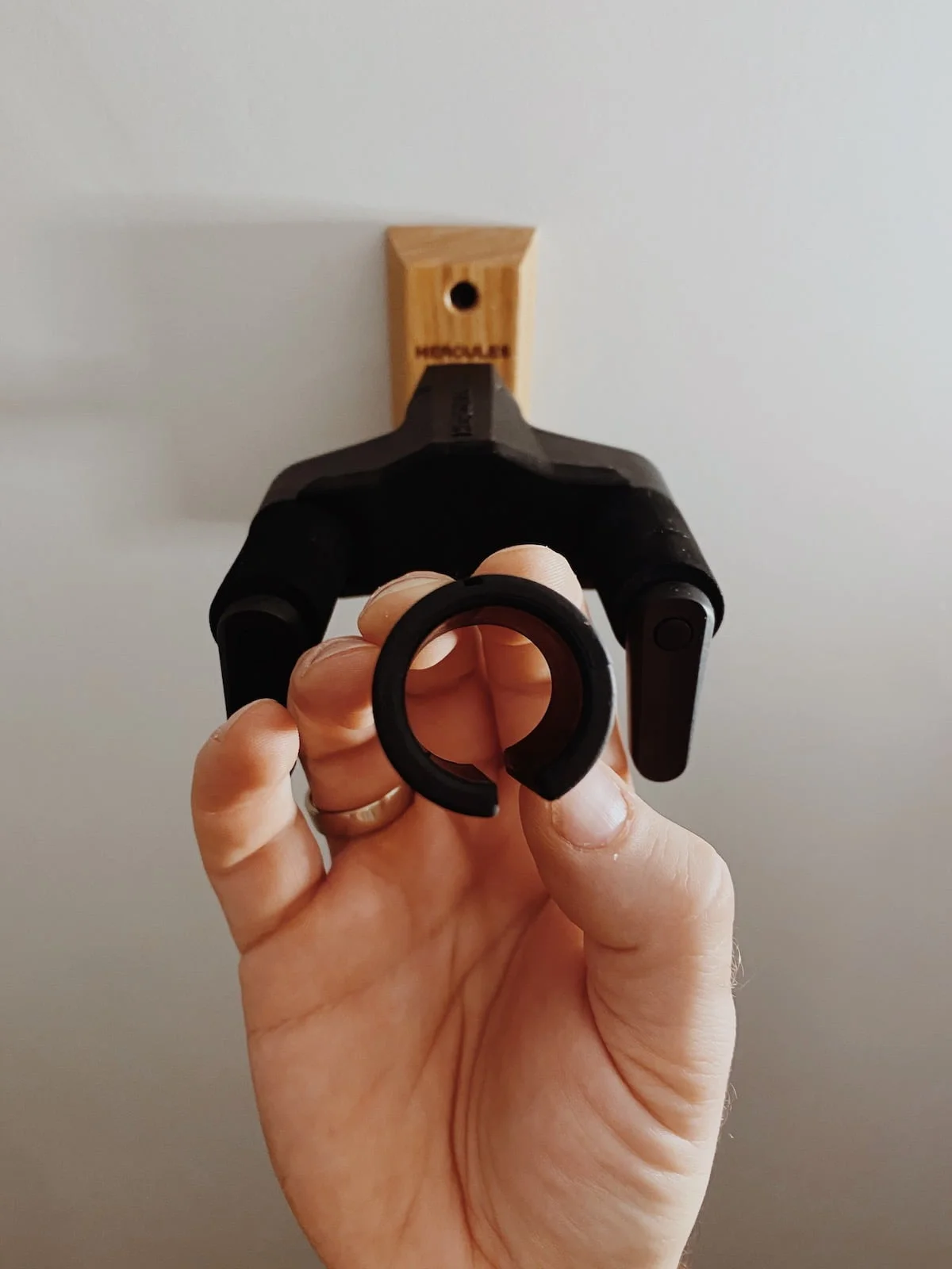 Wieszak na gitarę Hercules GSP38WBPa