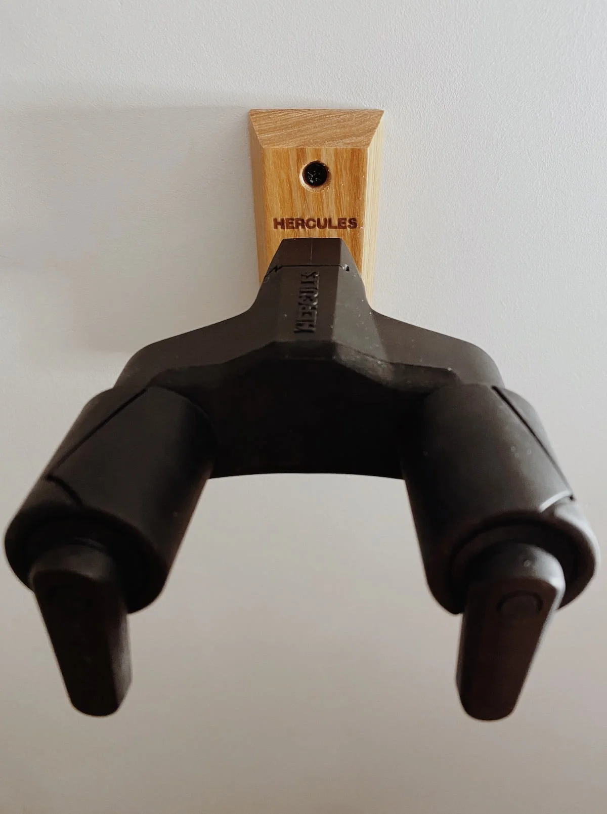 Wieszak na gitarę Hercules GSP38WBPa