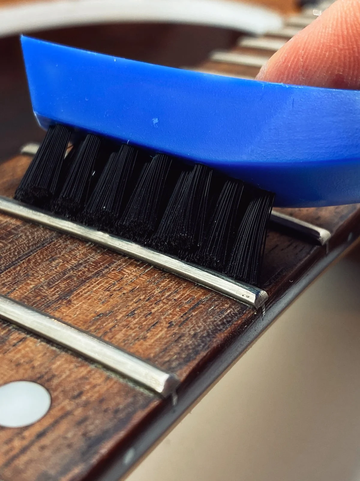 Music Nomad Zestaw do czyszczenia podstrunnicy - szczoteczka