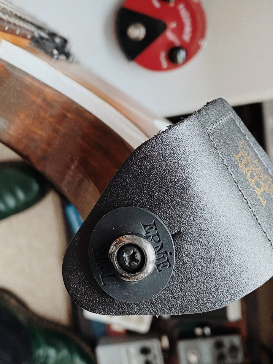 Czarna, gumowa podkładka zabezpieczająca pasek gitarowy przed zsunięciem się z zaczepu.