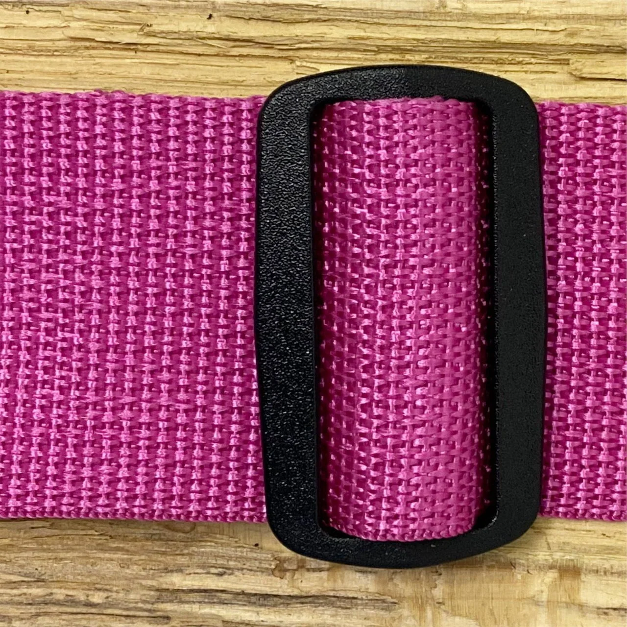 Ernie Ball Raspberry and Black pasek do gitary