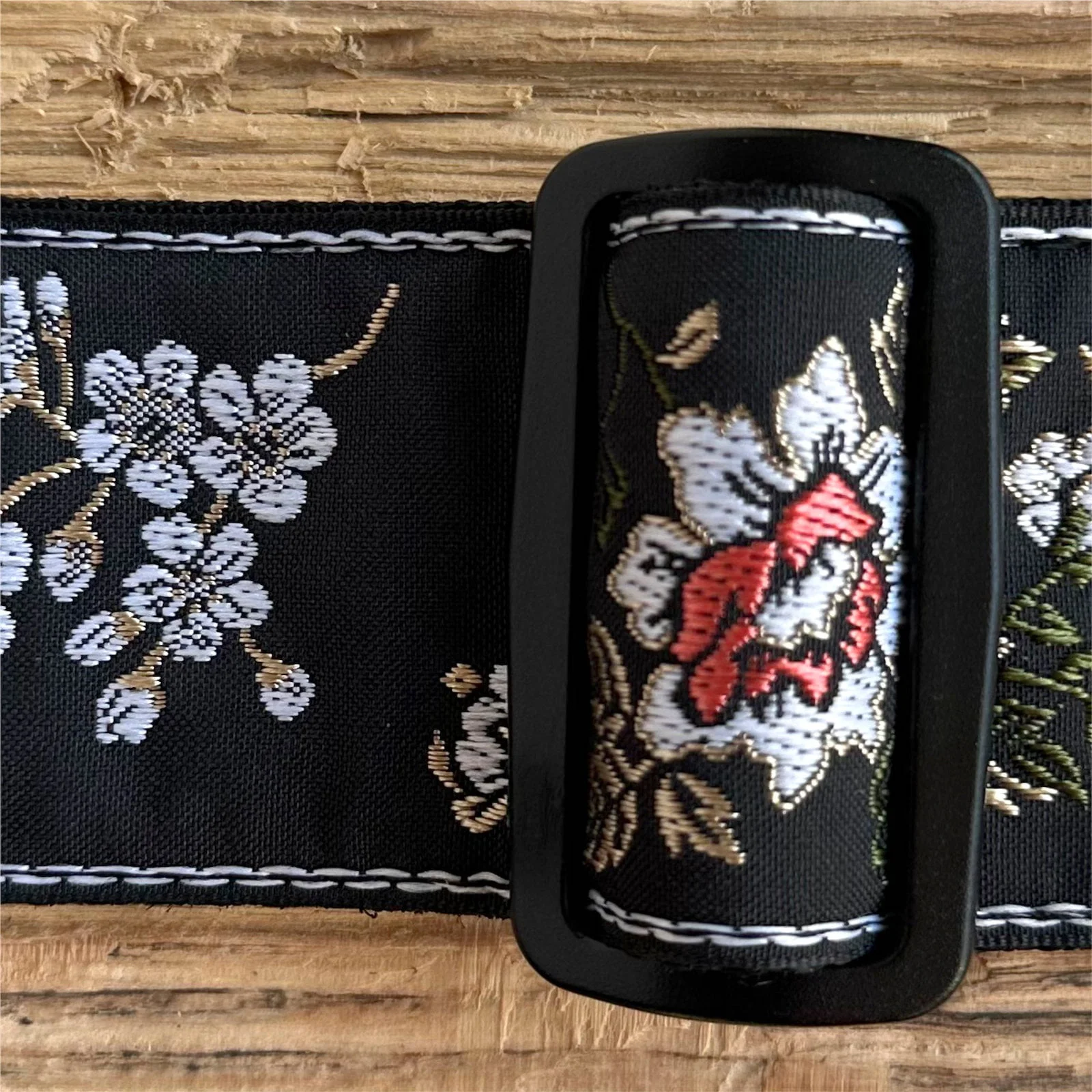 EB5362 Ernie Ball White Blossom pasek do gitary