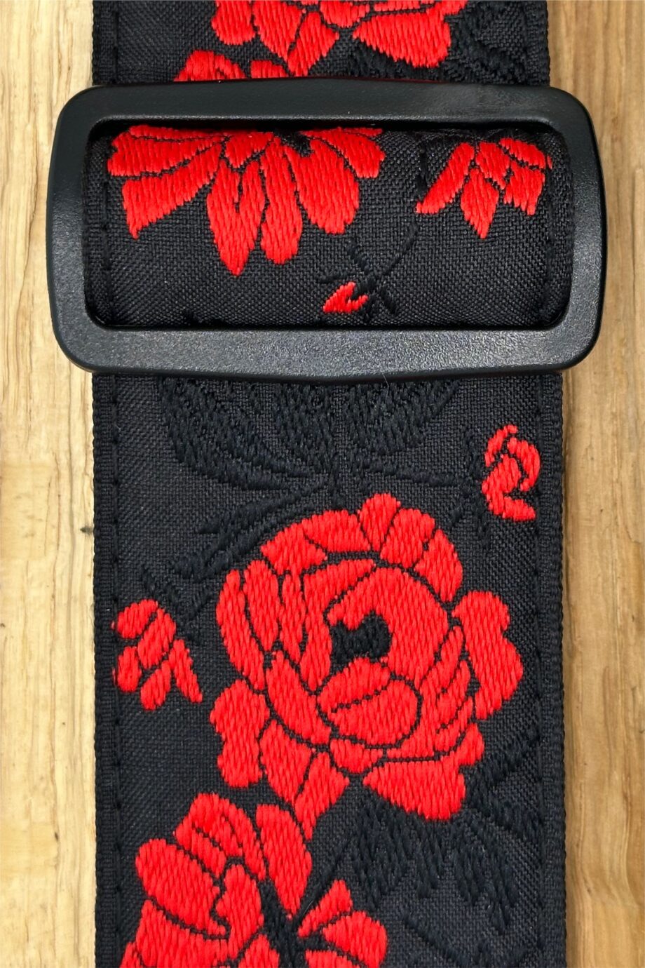 EB5335 Ernie Ball Tango Rose pasek do gitary | M-Workshop