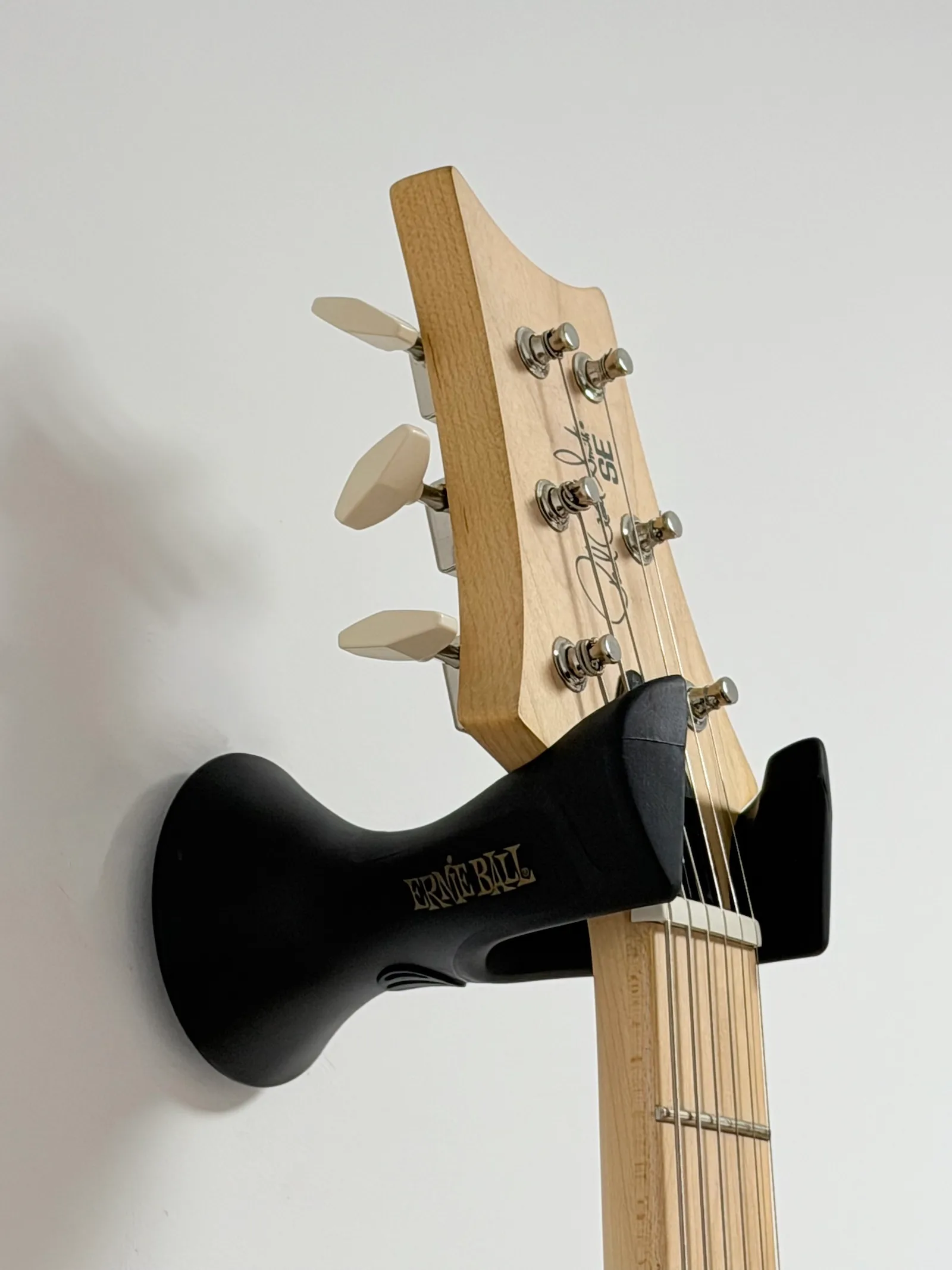 EB9619 Ernie Ball Guitar Wall Mount Hanger wieszak na gitarę – czarny
